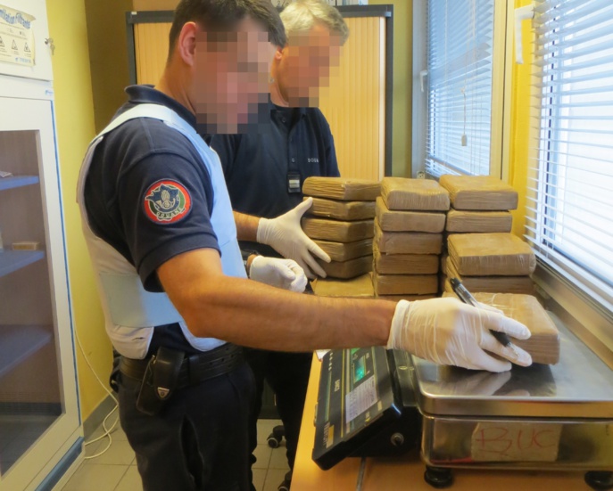 Les 82 kg de cocaïne étaient conditionnés et dissimulés dans des sacs en plastiques (Photos@Douanes)