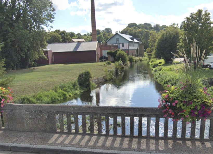 L’enfant a été sorti de l’eau aidé par des passants - illustration L’enfant a été sorti de l’eau aidé par des passants - illustration