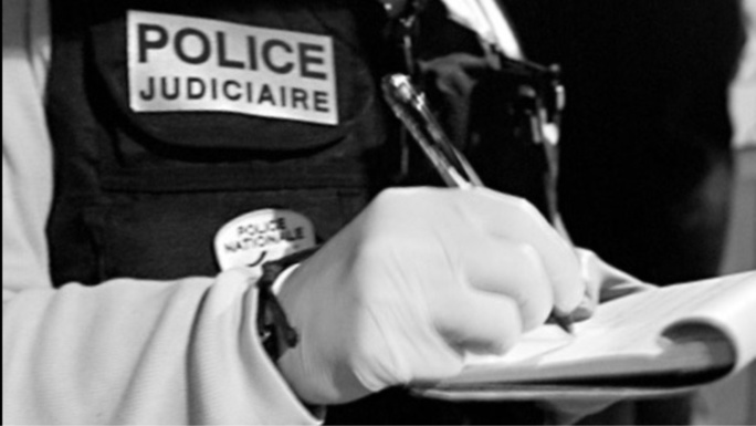 Compte tenu de la nature des faits, l'enquête a été confiée à la police judiciaire de Versailles