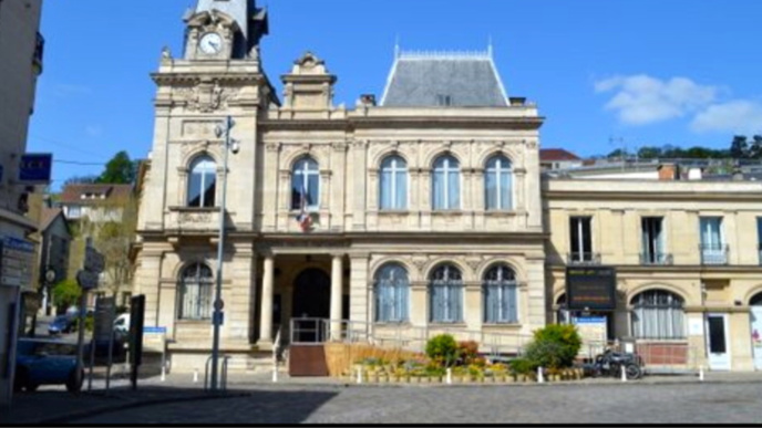 Yvelines : contre la hausse des impôts locaux, ils manifestent devant la mairie de Meulan Yvelines : contre la hausse des impôts locaux, ils manifestent devant la mairie de Meulan