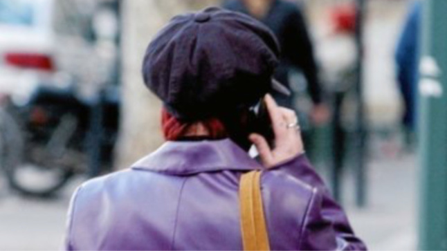 Illustration. Le voleur est arrivé par derrière sa victime qui était au téléphone Illustration. Le voleur est arrivé par derrière sa victime qui était au téléphone