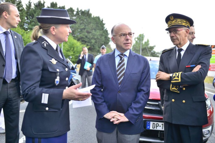 Lors de son déplacement ce matin au péage de Fleury-en-Bière sur l'autoroute A6 à l'occasion des départs en vacances, le ministre de l'Intérieur a indiqué qu'il avait demandé aux forces de l'ordre de multiplier les contrôles répressifs pendant les deux mois de vacances (Photo @DR) Lors de son déplacement ce matin au péage de Fleury-en-Bière sur l'autoroute A6 à l'occasion des départs en vacances, le ministre de l'Intérieur a indiqué qu'il avait demandé aux forces de l'ordre de multiplier les contrôles répressifs pendant les deux mois de vacances (Photo @DR)