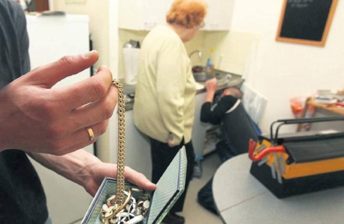 Bernay : une retraitée détroussée de ses bijoux par un faux policier et un pseudo agent des eaux Bernay : une retraitée détroussée de ses bijoux par un faux policier et un pseudo agent des eaux