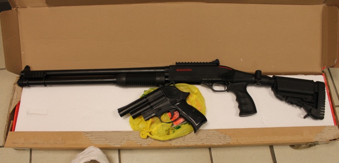 Un fusil à pompe, un revolver et leurs munitions ont été découverts entre autres par les enquêteurs de la douane (Photo :@Douane)