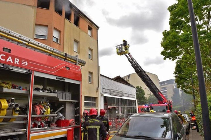 Versailles : il saute par la fenêtre du troisième étage pour échapper aux flammes Versailles : il saute par la fenêtre du troisième étage pour échapper aux flammes