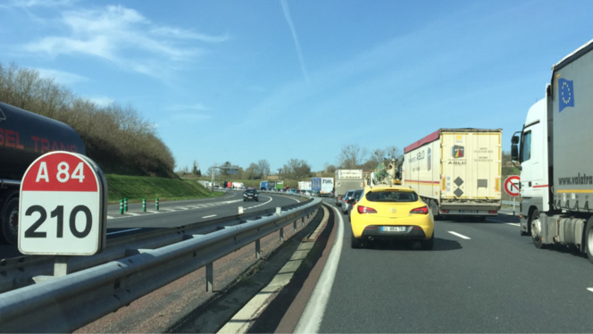 InfoRoute. L'autoroute A 84 paralysée dans le Calvados par des agriculteurs InfoRoute. L'autoroute A 84 paralysée dans le Calvados par des agriculteurs
