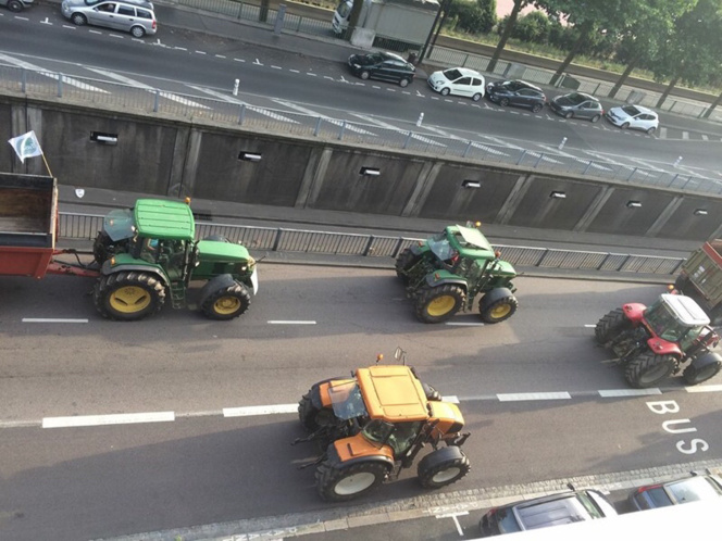 Les tracteurs défilent quai du Havre, à Rouen (photo S.L./infoNormandie)