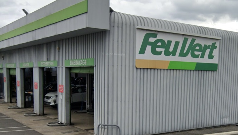 Le cambrioleur avait enfoncé une porte d’atelier avec une voiture bélier - illustration Le cambrioleur avait enfoncé une porte d’atelier avec une voiture bélier - illustration