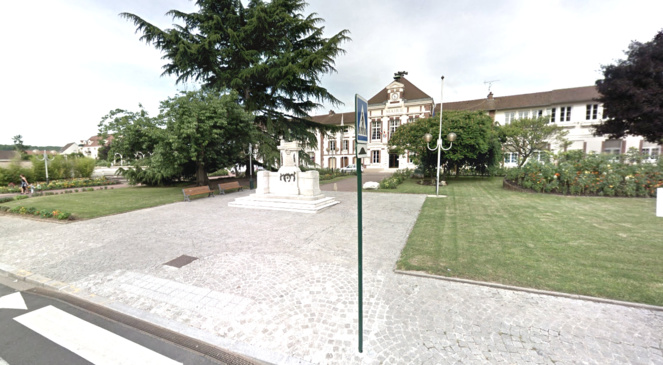 Illustration. Le jeune homme, d'origine étrangère, a été découvert la tête en sang place de la mairie, à Mantes-la-Ville