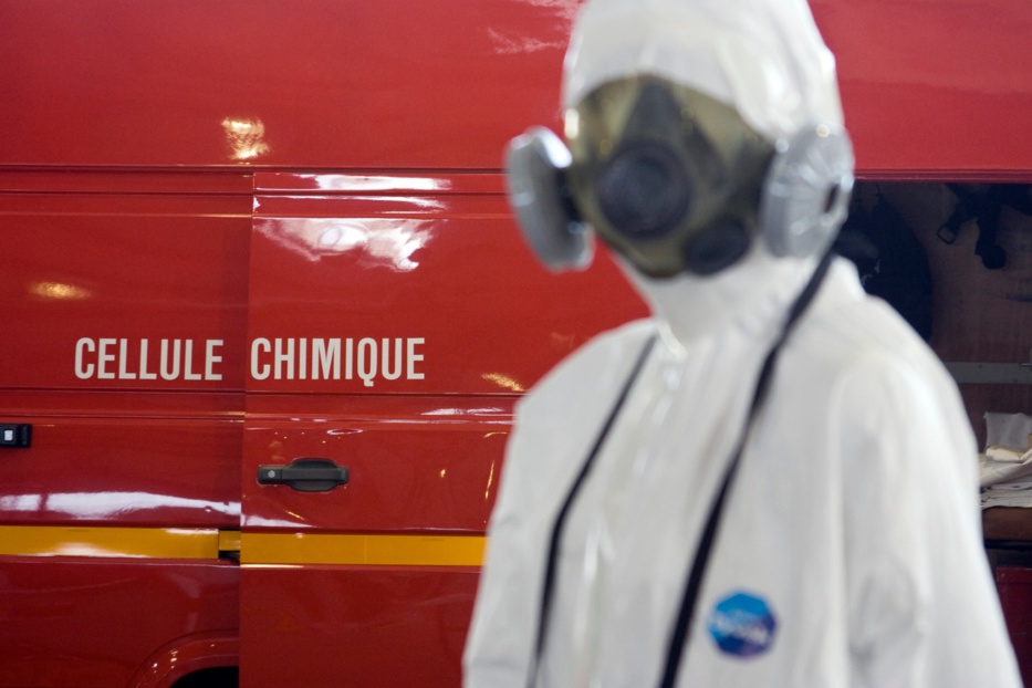 Des équipes spécialisées en risques chimiques ont été chargés de colmater la fuite - illustration Des équipes spécialisées en risques chimiques ont été chargés de colmater la fuite - illustration