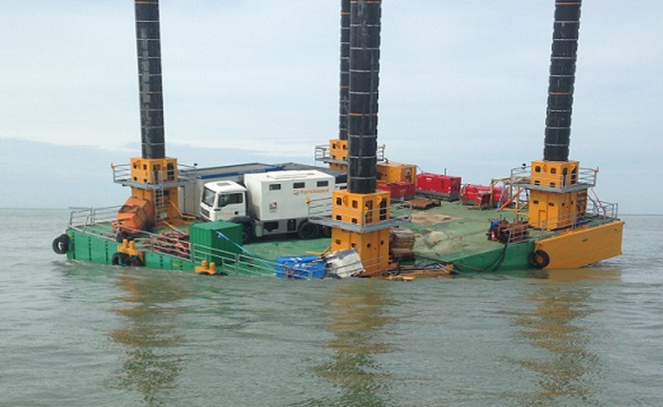 La barge s'est trouvée en fâcheuse posture (Photo : préfecture maritime) La barge s'est trouvée en fâcheuse posture (Photo : préfecture maritime)