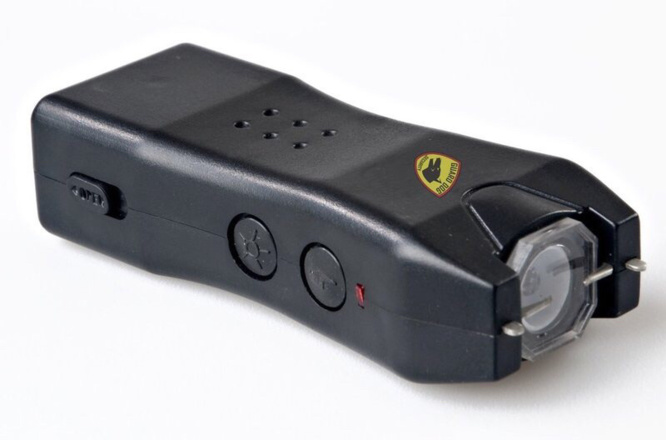 La lampe torche à impulsion électrique est une arme de défense en vente libre La lampe torche à impulsion électrique est une arme de défense en vente libre