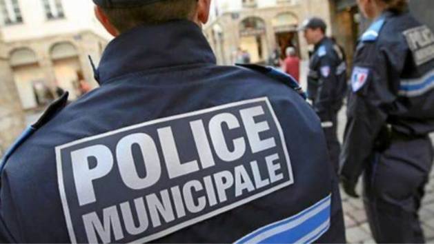 Yvelines : garé sur une place réservée aux handicapés, il agresse un policier municipal Yvelines : garé sur une place réservée aux handicapés, il agresse un policier municipal