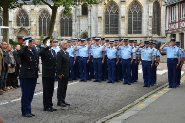 Préfet, procureur de la République et représentant de la gendarmerie ont rendu hommage à la mémoire du gendarme Laurent Pruvot, ce matin dans la cour d'honneur de la Caserne Hatry, à Rouen (Photo @Gendarmerie/Facebook)