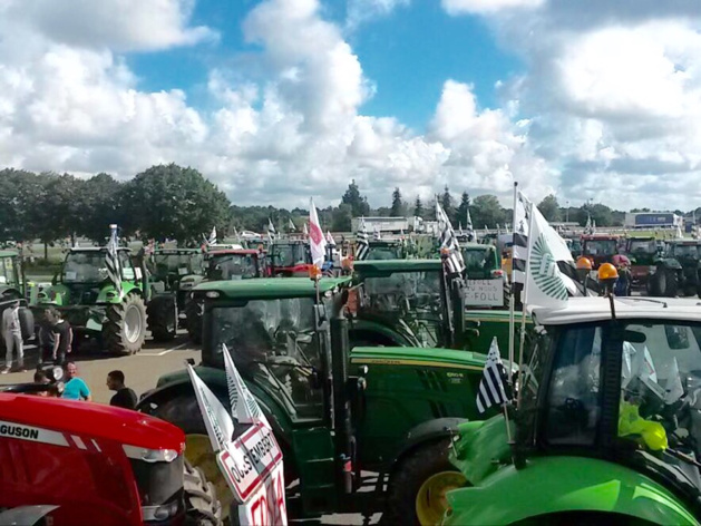 Les agriculteurs ont quitté Tourville-la-Rivière : en route pour Paris via l'A13 Les agriculteurs ont quitté Tourville-la-Rivière : en route pour Paris via l'A13