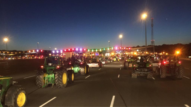 Manifestation des agriculteurs : les premiers tracteurs arrivent sur le périphérique parisien Manifestation des agriculteurs : les premiers tracteurs arrivent sur le périphérique parisien