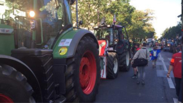 Les tracteurs sont dans Paris ! Les tracteurs sont dans Paris !