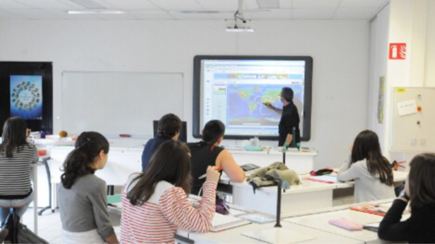 Illustration d'un collège équipé d'une salle expérimentale numérique Illustration d'un collège équipé d'une salle expérimentale numérique