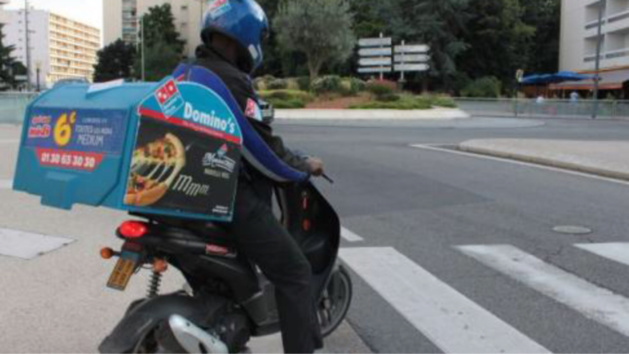 Illustration. Le livreur souffre de contusions au visage