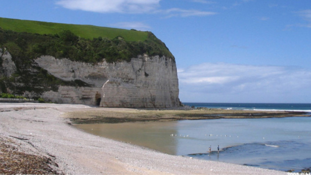 Le corps de l'inconnue reposait sur les galets au milieu de la plage (Photo d'illustration)