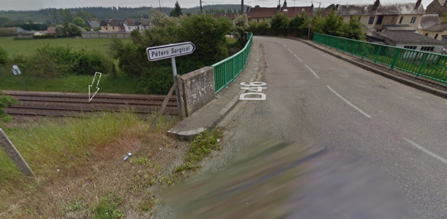 Le véhicule a quitté la route à la sortie d'une intersection avant d'aborder le pont de chemin de fer. Il s'est retrouvé sur les voies après avoir fait des tonneaux Le véhicule a quitté la route à la sortie d'une intersection avant d'aborder le pont de chemin de fer. Il s'est retrouvé sur les voies après avoir fait des tonneaux