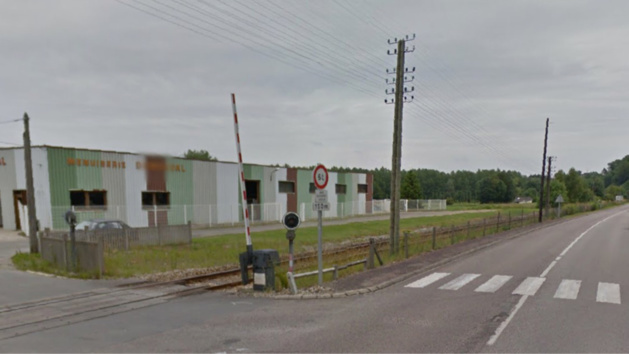 L'accident s'est produit à cet endroit, à proximité du passage à niveau sur la D49 (Illustration)