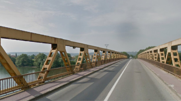 Illustration. Le pont est survenu sur le pont qui enjambe la Seine à la sortie de Auvevoye Illustration. Le pont est survenu sur le pont qui enjambe la Seine à la sortie de Auvevoye