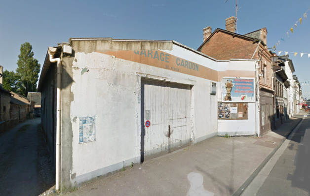 Le feu s'est déclaré dans cet ancien garage situé dans le centre-ville, en bordure de la rue principale. Une enquête est ouverte pour en déterminer l'origine.