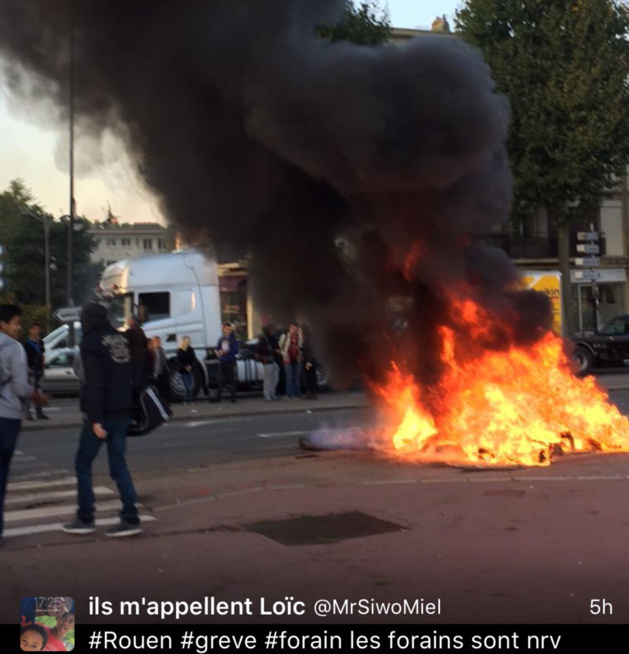 Photo d'un internaute sur Twitter de la manifestation des forains à Rouen Photo d'un internaute sur Twitter de la manifestation des forains à Rouen