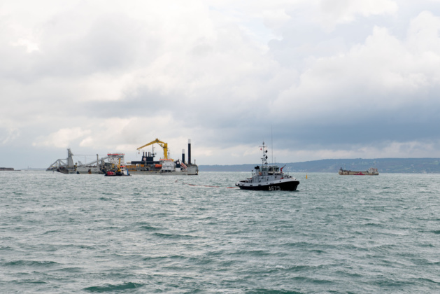 Fuite de gasoil dans la rade de Cherbourg : pas de risque sanitaire, selon la préfecture maritime Fuite de gasoil dans la rade de Cherbourg : pas de risque sanitaire, selon la préfecture maritime