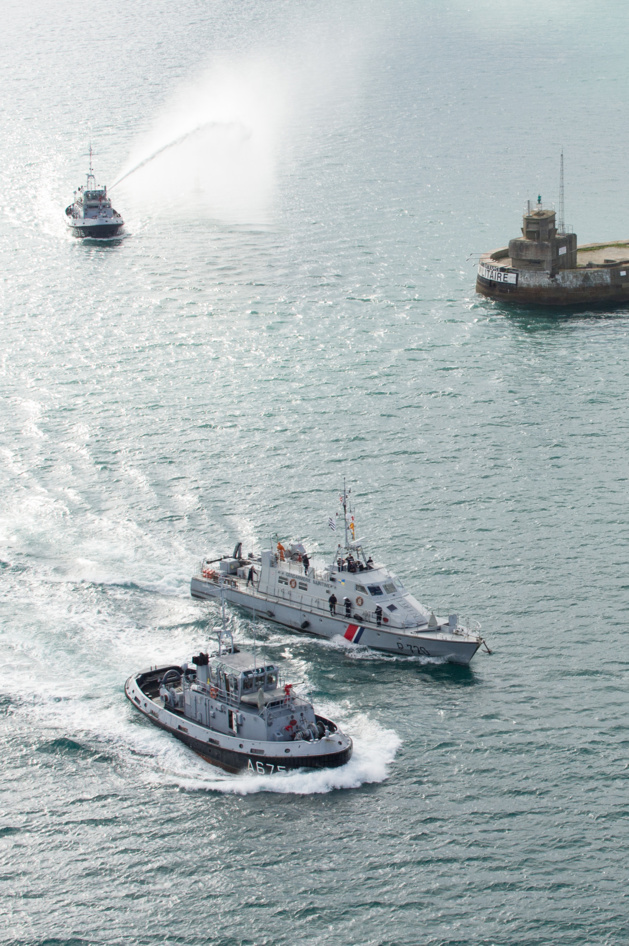 Le patrouilleur Géranium franchit le port militaire de Cherbourg (Photo B. Planchais@Marine Nationale)