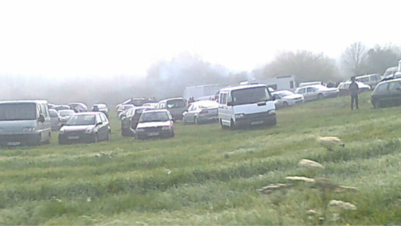Quelque 700 véhicules ont été comptabilisés sur les terrains situés en bordure de la route de Fourges (Photo @S.B. pour infoNormandie)