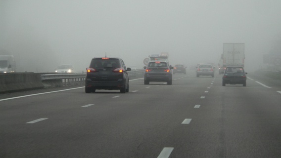Il fallait être prudent ce matin sur l'autoroute A13 en Normandie et en Ile-de-France où le brouillard était dense (Photo @infoNormandie)