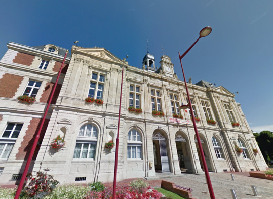 La sirène est installée sur le toit de la mairie d'Elbeuf La sirène est installée sur le toit de la mairie d'Elbeuf