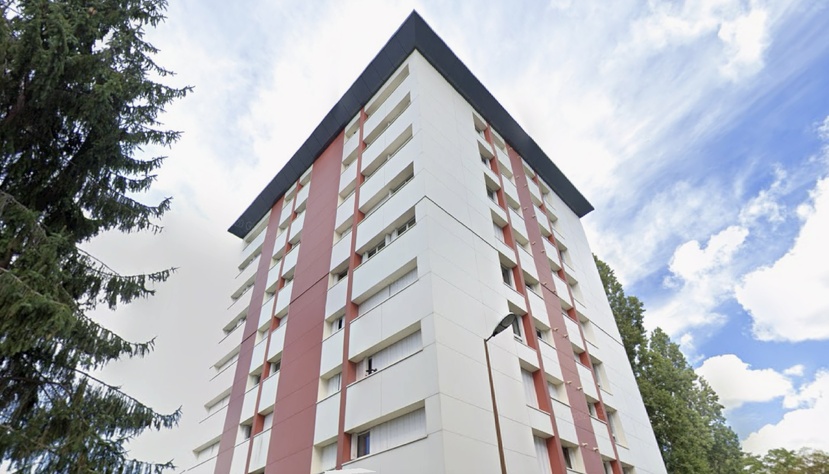 Le quadragénaire menaçait de sauter de son balcon, au septième étage de cet immeuble Le quadragénaire menaçait de sauter de son balcon, au septième étage de cet immeuble