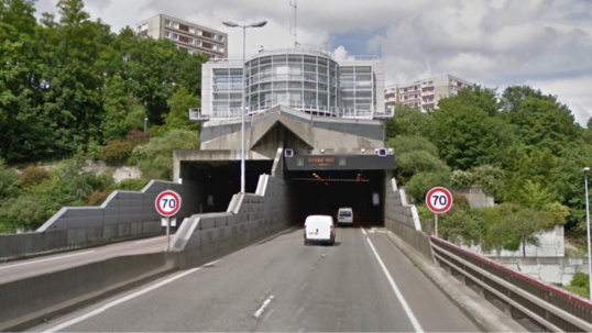 Un camion coincé dans le tunnel de la Grand-Mare à Rouen