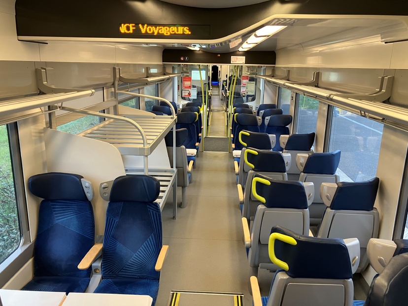 Les voyageurs bénéficieront également d’un confort accru grâce à des sièges équipés de liseuses et de prises électriques - Photo Région Normandie Les voyageurs bénéficieront également d’un confort accru grâce à des sièges équipés de liseuses et de prises électriques - Photo Région Normandie