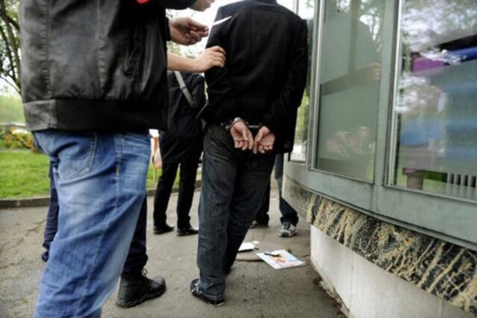 Yvelines. Deux braqueurs voulaient vider le coffre-fort du couple : ils sont arrêtés Yvelines. Deux braqueurs voulaient vider le coffre-fort du couple : ils sont arrêtés