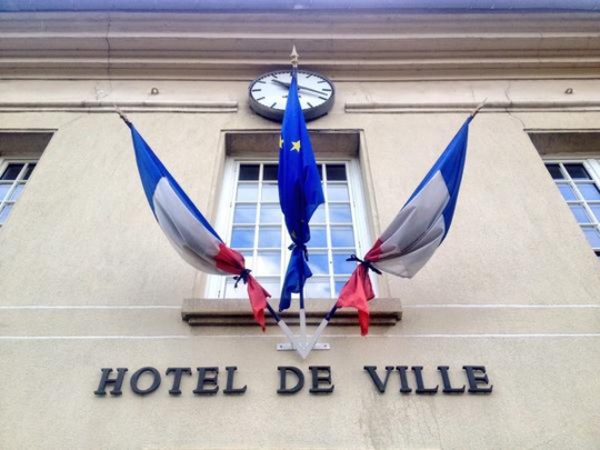 Dans de nombreuses villes et villages, partout en France, les drapeaux sont en berne aux frontons des édifices publics (Photo d'illustration @DR)