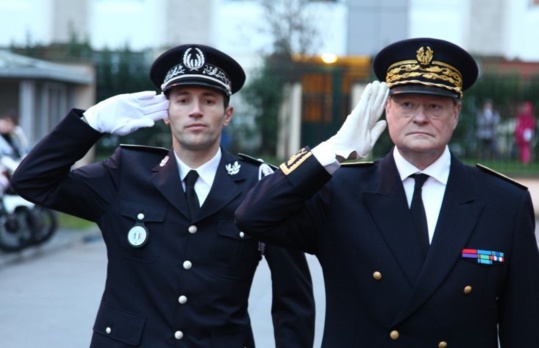 Le commissaire Arnaud Baldon, ici à gauche avec le préfet de l'Eure, René Bidal, lors de son installation officielle au commissariat de Louviers/Val-de-Reuil, le 17 novembre 2014. (Photo : site municipal de Val-de-Reuil)