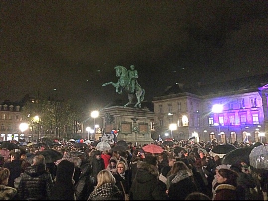 Hommage aux victimes des attentats ce soir à Rouen : 5000 personnes devant l'hôtel de ville Hommage aux victimes des attentats ce soir à Rouen : 5000 personnes devant l'hôtel de ville