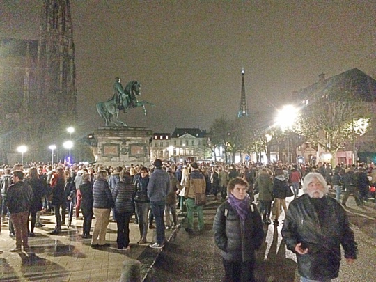 Hommage aux victimes des attentats ce soir à Rouen : 5000 personnes devant l'hôtel de ville Hommage aux victimes des attentats ce soir à Rouen : 5000 personnes devant l'hôtel de ville