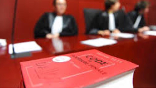 Eure : les racketteurs menaçaient leur victime, une femme de 20 ans, de sévices, Prison ferme