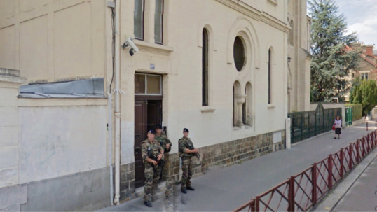 Les sentinelles en faction devant la synagogue de Versailles ont été pris à partie sans aucune raison (Illustration @Google Maps)