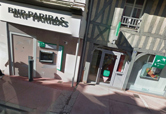 Le sexagénaire reirait de l'argent au distributeur situé à l'abri dans le sas de la banque lorsqu'il a été agressé par deux jeunes individus (@Google Maps)