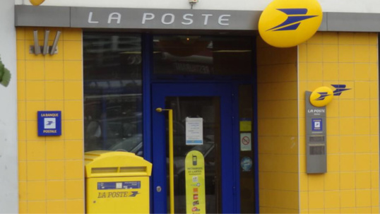 Les postiers en grève manifestent devant le siège de la Poste à Saint-Germain-en-Laye Les postiers en grève manifestent devant le siège de la Poste à Saint-Germain-en-Laye