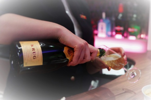 Les hôtesses étaient "poussées" à faire consommer les clients à coup de bouteilles de champagne avant de pouvoir bénéficier de prestations sexuelles (Photo d'illustration@DR)