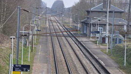 L'homme s'est allongé sur les voies en voyant le train arriver (Illustration) L'homme s'est allongé sur les voies en voyant le train arriver (Illustration)