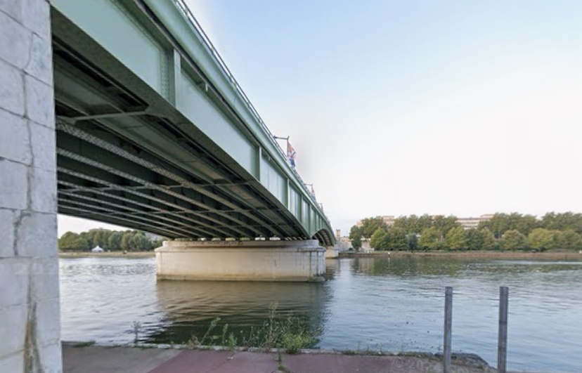 La jeune fille est tombée dans l’eau a hauteur du pont Boieldieu à Rouen La jeune fille est tombée dans l’eau a hauteur du pont Boieldieu à Rouen