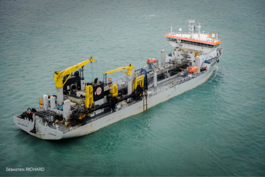 Un obus de 75 mm remonté par un engin de dragage dans le port de Dunkerque Un obus de 75 mm remonté par un engin de dragage dans le port de Dunkerque